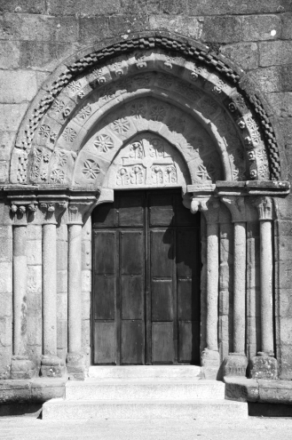 Portada de la iglesia románica de Santa María de Castrelos