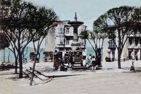Del paseo de Alfonso salían los carruajes que iban a Bayona. Fotografía coloreada de una postal de finales de siglo.